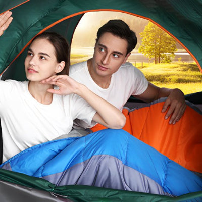 Couple dans Sac de couchage grand froid au petit matin