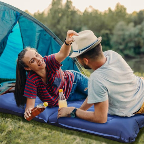 couple profite du moment sur Matelas gonflable 2 personnes Bleu