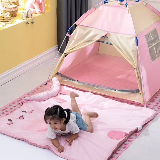 fille sur Sac de couchage enfant ouvert