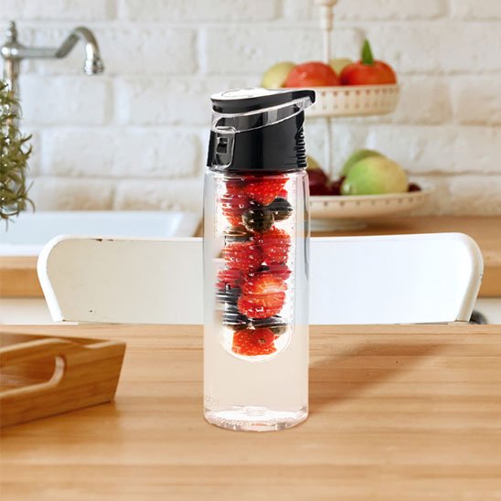 Gourde plastique infuseur de petit fruit