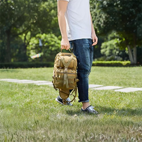 homme avec Sac à dos pour randonnée dans un parc
