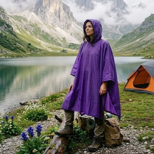 Poncho pluie Violet Femme regarde l'horison