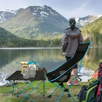 Randonneur avec chaise de camping et vue panoramique