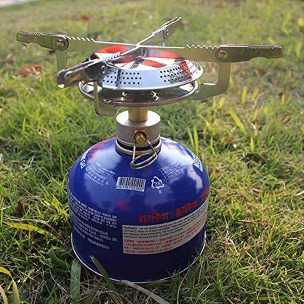 Réchaud a gaz de camping sur une terrain