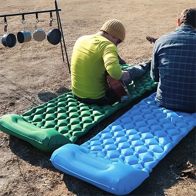 2 amis sur Matelas gonflable 1 personne vert et bleu        