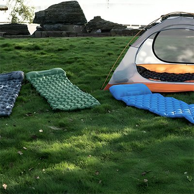3 Matelas gonflable 1 personne sur gazon près d'une tente       