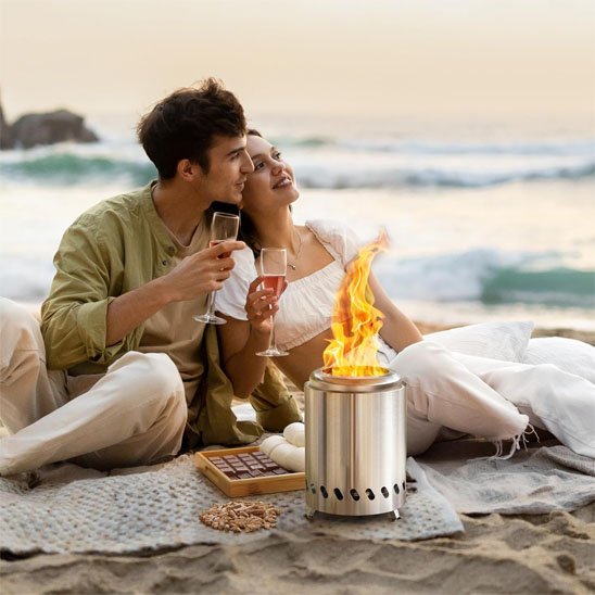 amoureux avec réchaud portable à la plage 
