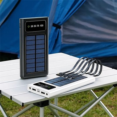 Batterie externe solaire sur table avec port de recharge 