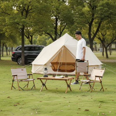 Campeur transporte chaise de camping sur le terrain de camping