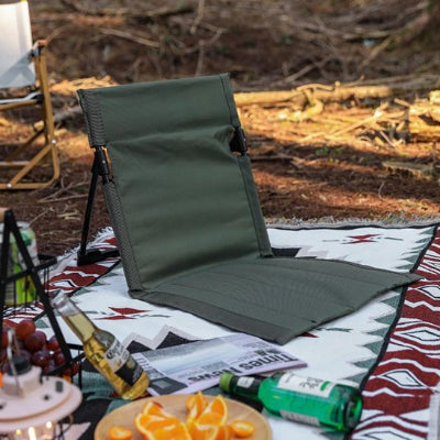 Chaise de camping dans un aire forestier