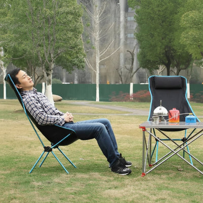 Chaise de camping avec homme au repos