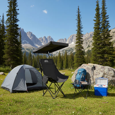 Chaise de camping avec parasol noir dans un campement montagneux