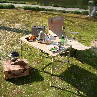 Chaise de camping avec repose jambe dans un parc