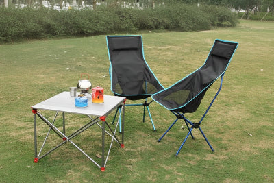 Chaise de camping bleu sur terrasse