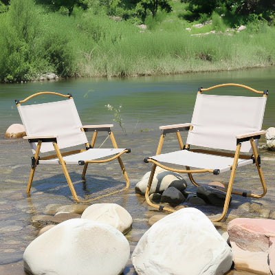 chaise de camping dans un ruisseau 