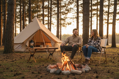 Couple assis sur chaise de camping devant feux