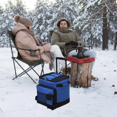 Couple avec sac isotherme bleu profite d'un moment hivernal