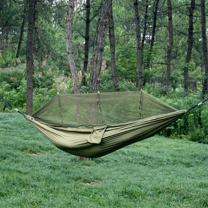 Couple dans Hamac moustiquaire vert en camping 
