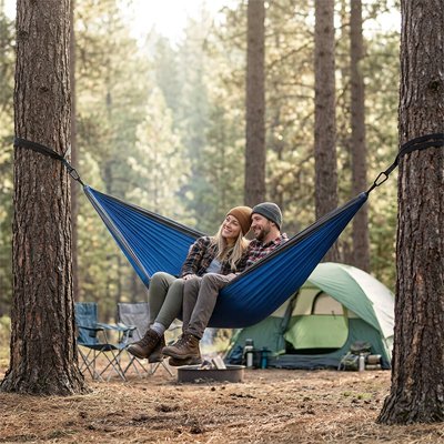 Couple dans Hamac pour 2 personnes bleu en camping 