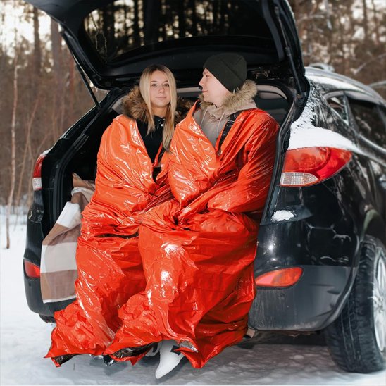 couple dans Sac de couchage grand froid  attendant les secours