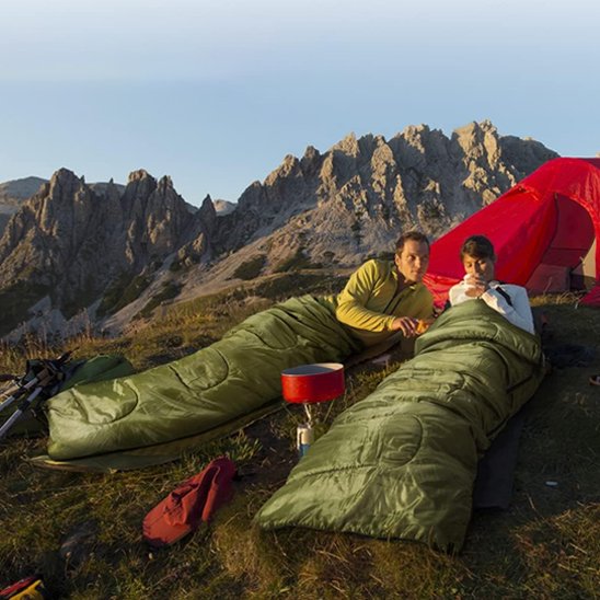 Couple dans Sac de couchage grand froid en montagne