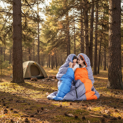 couple dans Sac de couchage grand froid sur un campement 