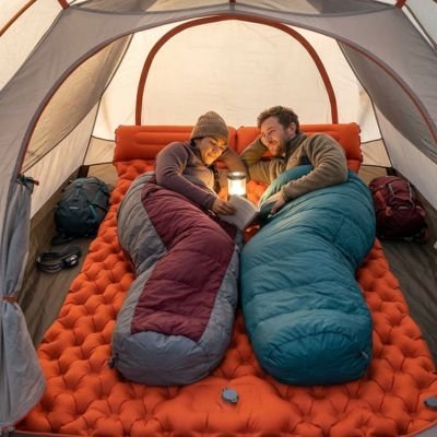 couple dans sac de couchage sur Matelas gonflable 2 personnes