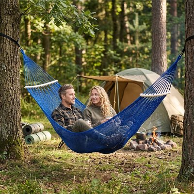 Couple discuter dans Hamac double bleu