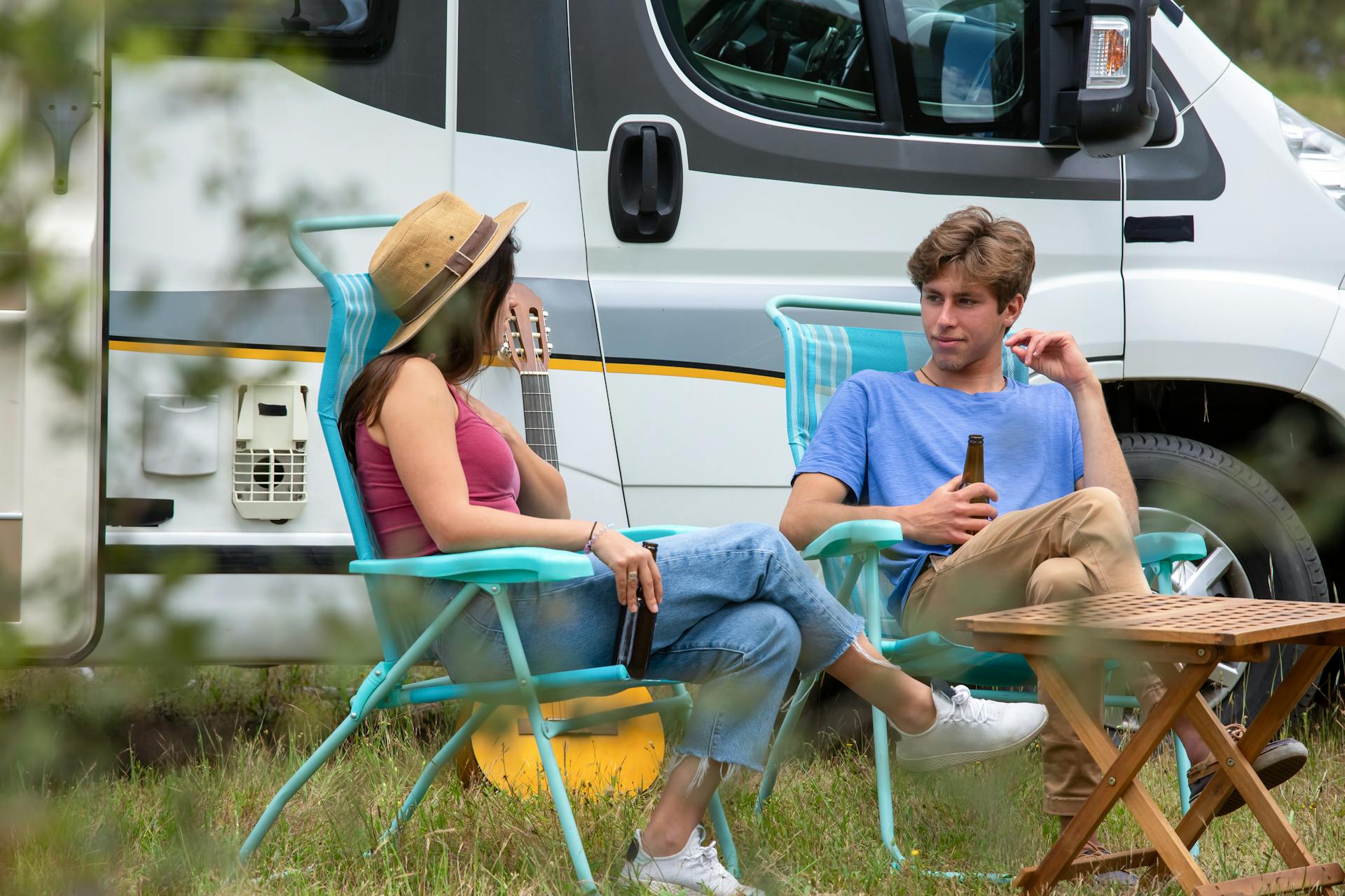 Couple en détente près de leur véhicule motorisé