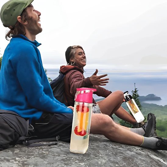 couple en randonnée avec Gourde plastique infuseur de fruit 