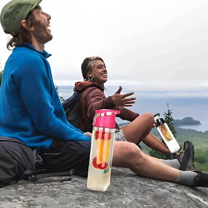 couple en randonnée avec Gourde plastique infuseur de fruit 