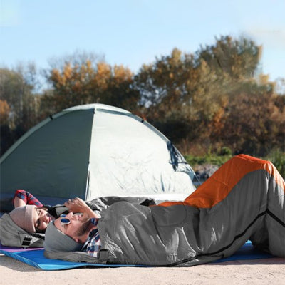 couple se repose au soleil dans Sac de couchage grand froid 