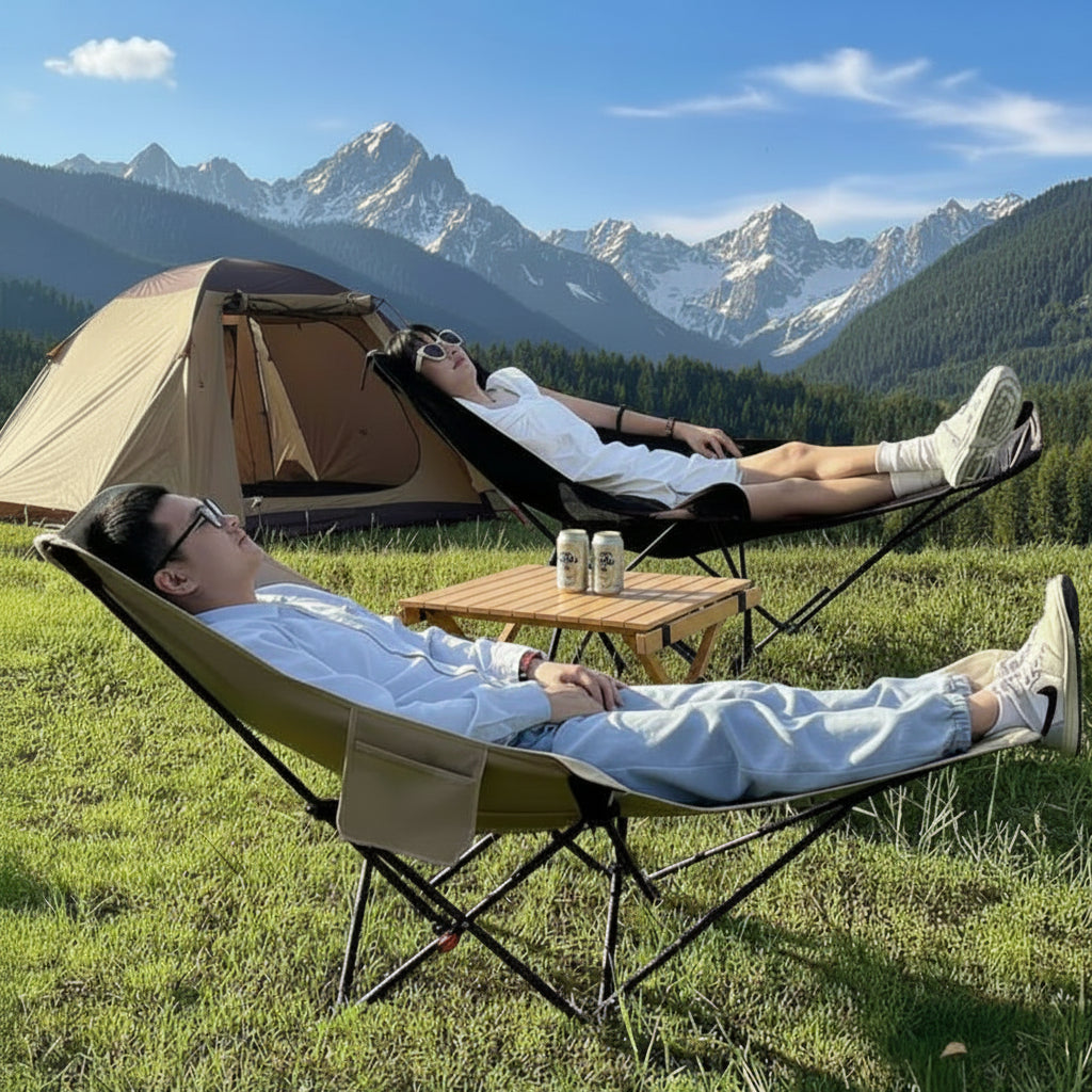 Couple sur chaise de camping inclinable dans un campement montagneux