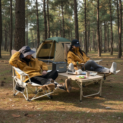 Couple sur chaise de camping se repose allonger