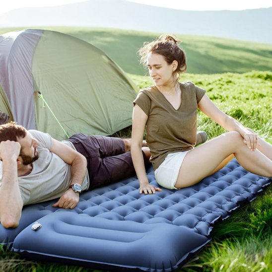 Couple sur Matelas gonflable 2 personnes Bleu dans prairie