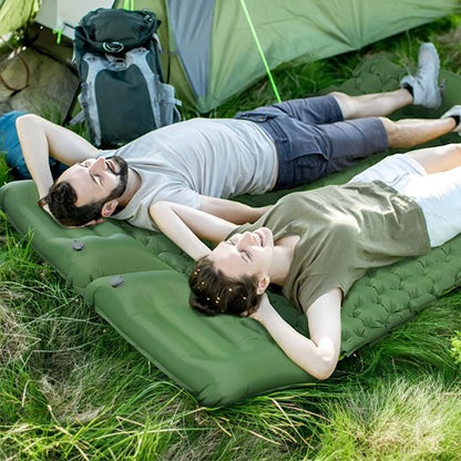 Couple sur Matelas gonflable 2 personnes sur herbe longue
