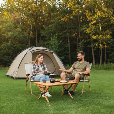 Couple sur chaise de camping dans un aire de repos