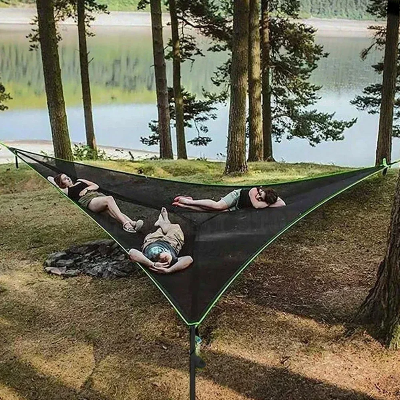 Détente entre 3 amis sur le Hamac suspendu triangulaire 