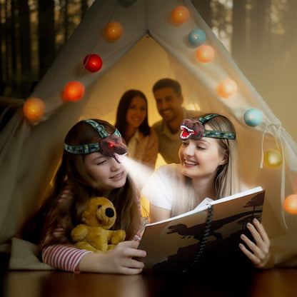 deux jeunes filles avec une lampe  frontale s'amusant à lire sous le regard des parents