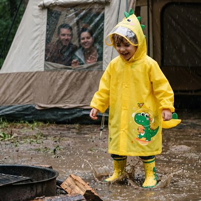 Enfant joue sous la pluie avec Poncho pluie 