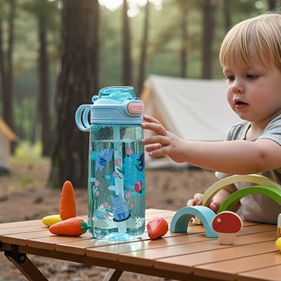 enfant-voulant prendre gourde enfant sur table
