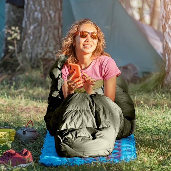 femme au lever du soleil dans Sac de couchage grand froid