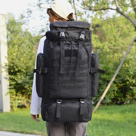 femme dans un sentier de ville avec Sac à dos pour randonnée noir 