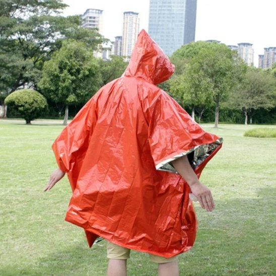femme de dos  dans un parc avec Poncho pluie