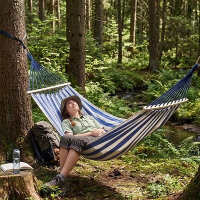 Femme petite sieste dans Hamac suspendu bleu