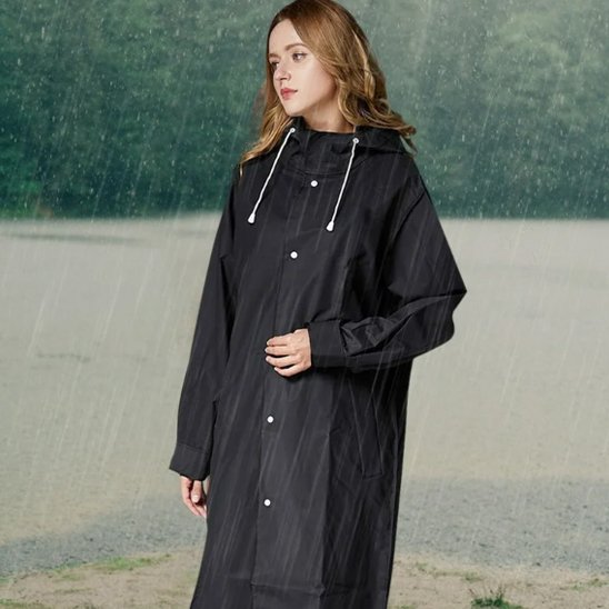 femme présente Poncho pluie
