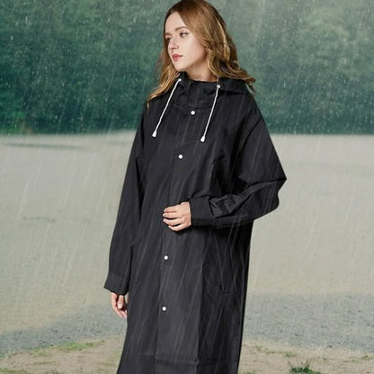 femme présente Poncho pluie