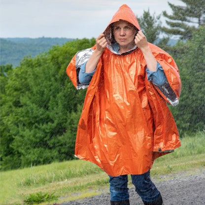 Femme promenade en sentier avec Poncho pluie