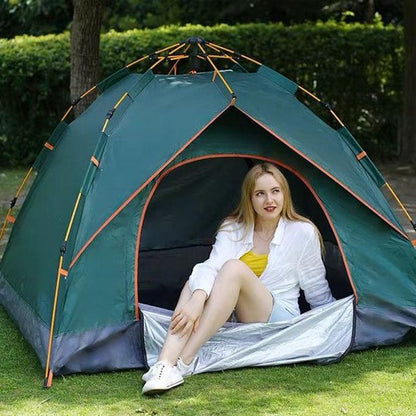 femme sortant de Tente camping