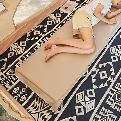femme su Matelas gonflable 2 personnes replié 